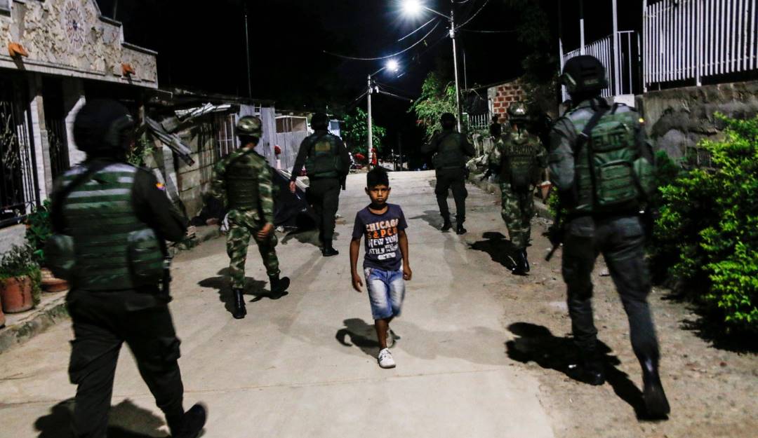 Un niño en medio de una patrulla militar en Norte de Santander.               Foto: Getty 