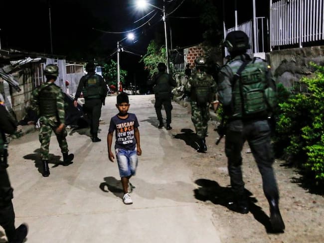 Un niño en medio de una patrulla militar en Norte de Santander.               Foto: Getty 