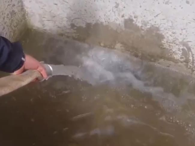 La Policía Metropolitana de Tunja llevó a las veredas Siatoca y Moral Sur 21.000 litros de agua potable / Foto: Suministrada.