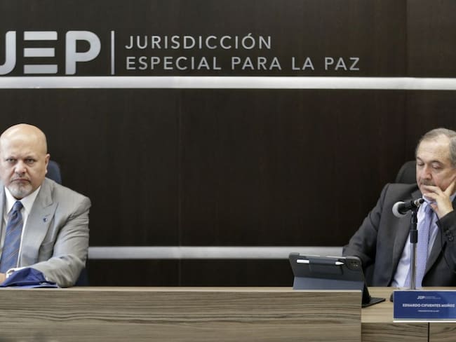 El fiscal de la CPI, Karim Khan y el presidente de la JEP, magistrado Eduardo Cifuentes.
