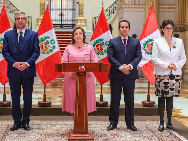AME2518. LIMA (PERÚ), 25/03/2025.- Fotografía cedida por la Presidencia de Perú que muestra desde la izquierda al responsable de la Oficina Nacional de Procesos Electorales (ONPE), Piero Corvetto; la presidenta peruana, Dina Boluarte; el responsable del Jurado Nacional Electoral (JNE), Roberto Burneo, y del Registro Nacional de Identificación y Estado Civil (Reniec), Carmen Velarde, posando en el Palacio de Gobierno este martes, en Lima (Perú). Boluarte convocó a elecciones presidenciales y parlamentarias para el 12 de abril de 2026, con la esperanza de que pongan fin a la inestabilidad política y polarización que vive el país. EFE/ Presidencia de Perú /SOLO USO EDITORIAL/SOLO DISPONIBLE PARA ILUSTRAR LA NOTICIA QUE ACOMPAÑA (CRÉDITO OBLIGATORIO)