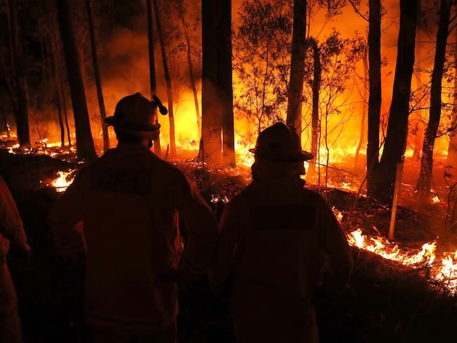 Incendios en Australia dejan 17 muertos y a personas buscando refugio
