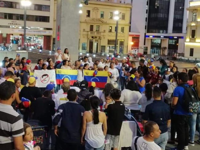 Venezolanos en la Plaza de Bolívar de Manizales