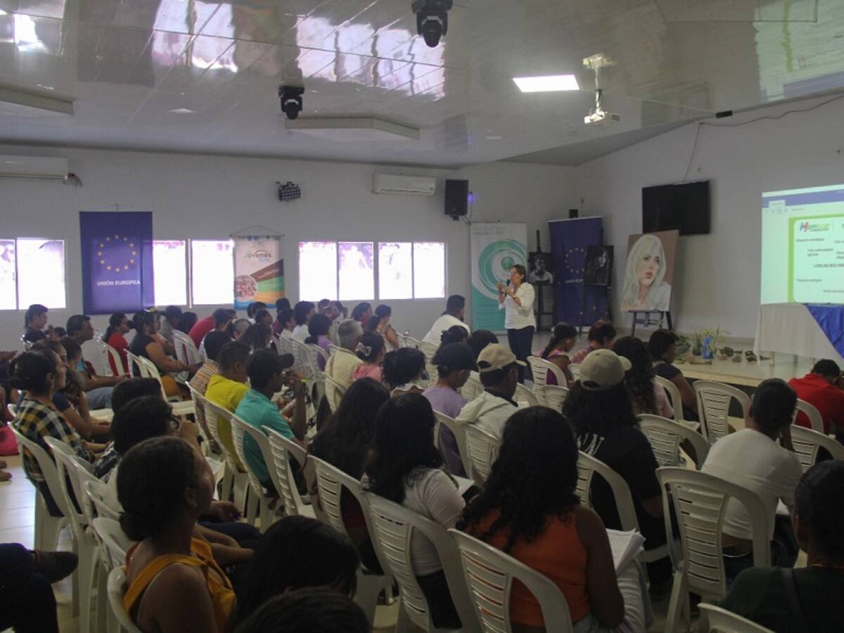 Mery Luz Londoño firma compromiso con la Juventud en Santa Rosa del Sur