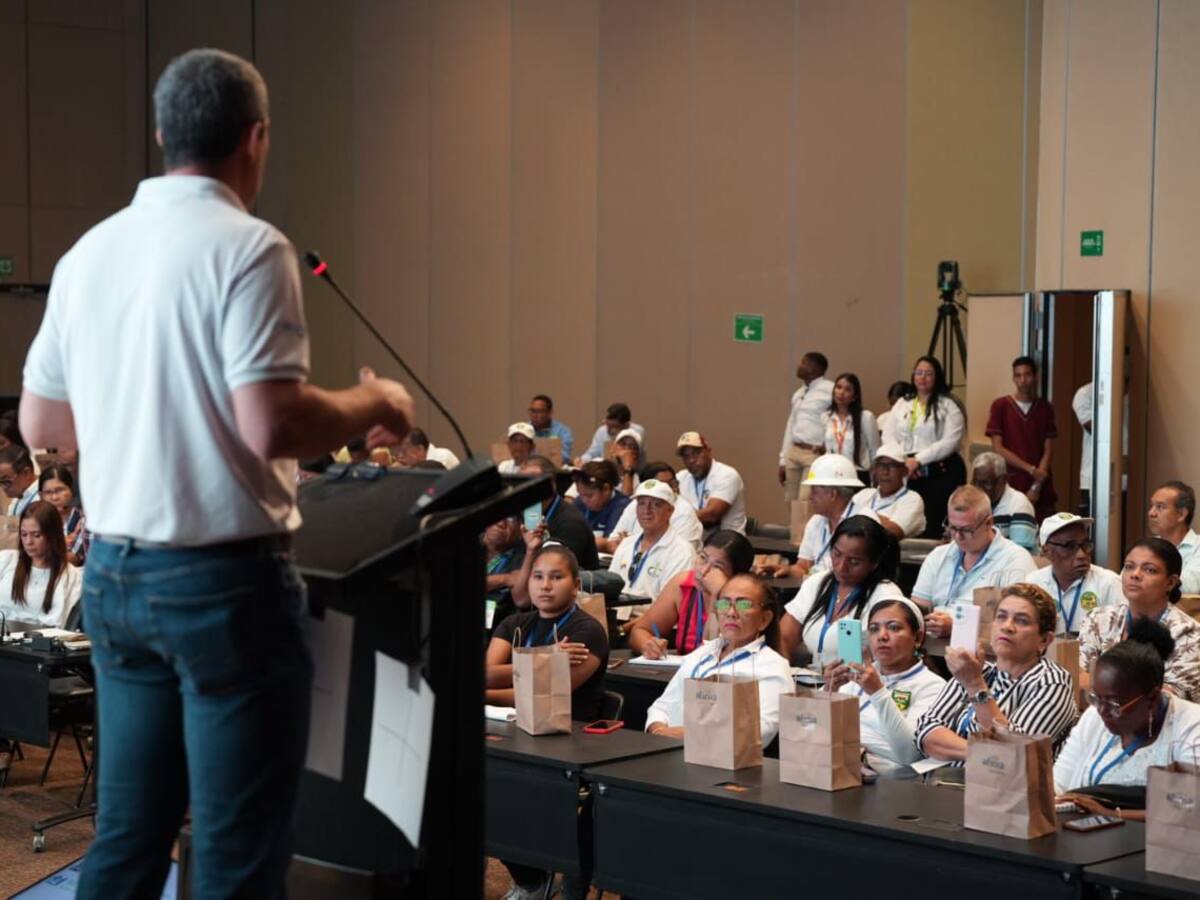 Líderes comunales de Cartagena se capacitan en riesgo eléctrico y energía prepagada