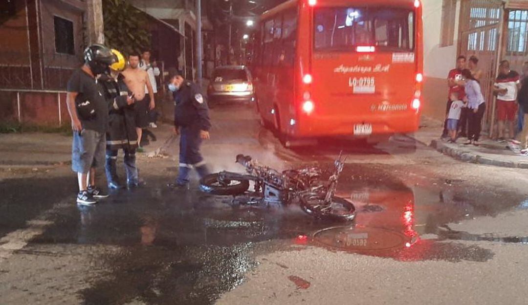 La comnidad quemó la moto de los ladrones. 