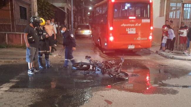 La comnidad quemó la moto de los ladrones.