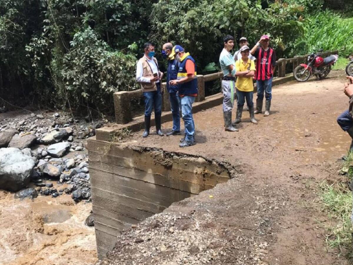 Puentes afectados y motos arrastradas por avenida torrencial en el suroeste