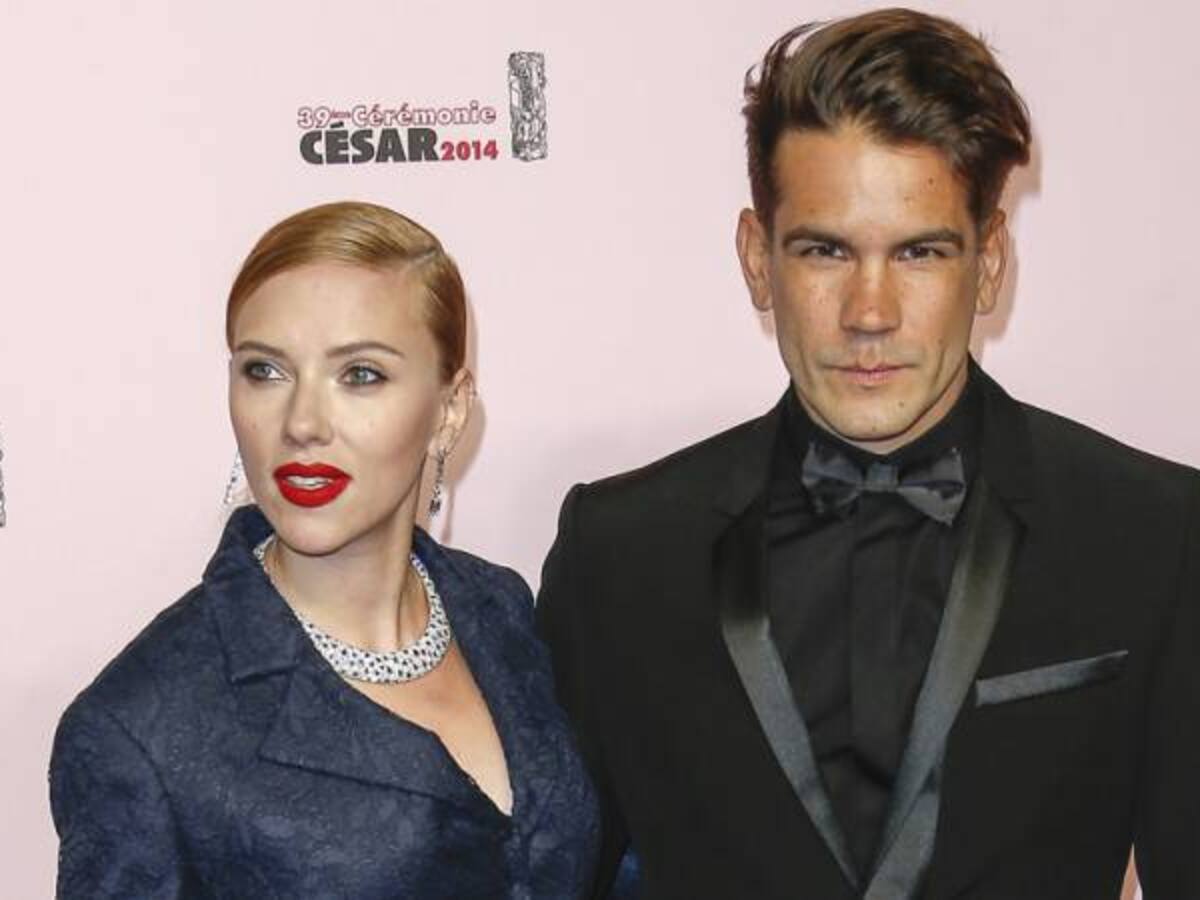 Scarlett Johansson discute en inglés con su marido francés