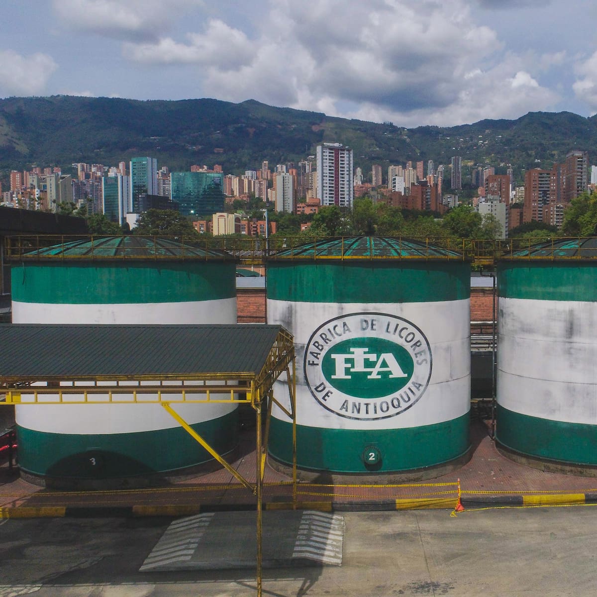 FLA reporta utilidades históricas mientras se estudia cambios en su estructura directiva