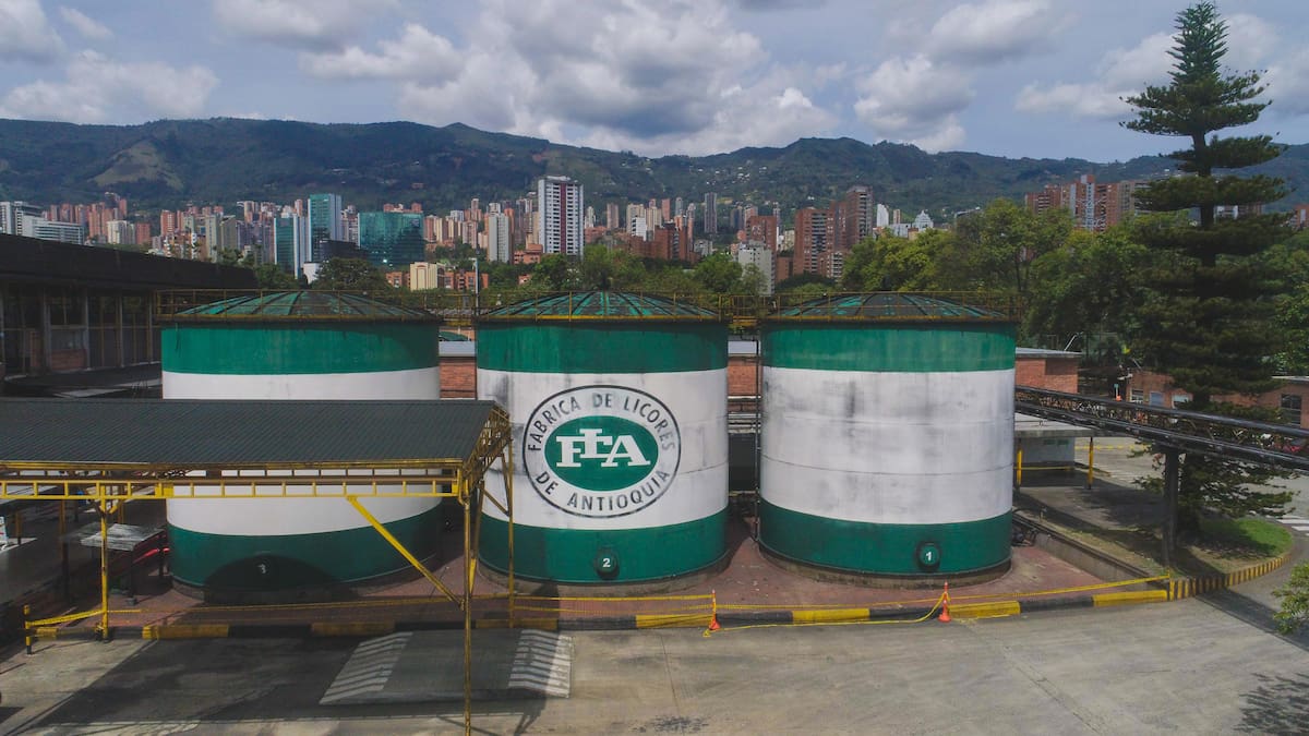 FLA reporta utilidades históricas mientras se estudia cambios en su estructura directiva