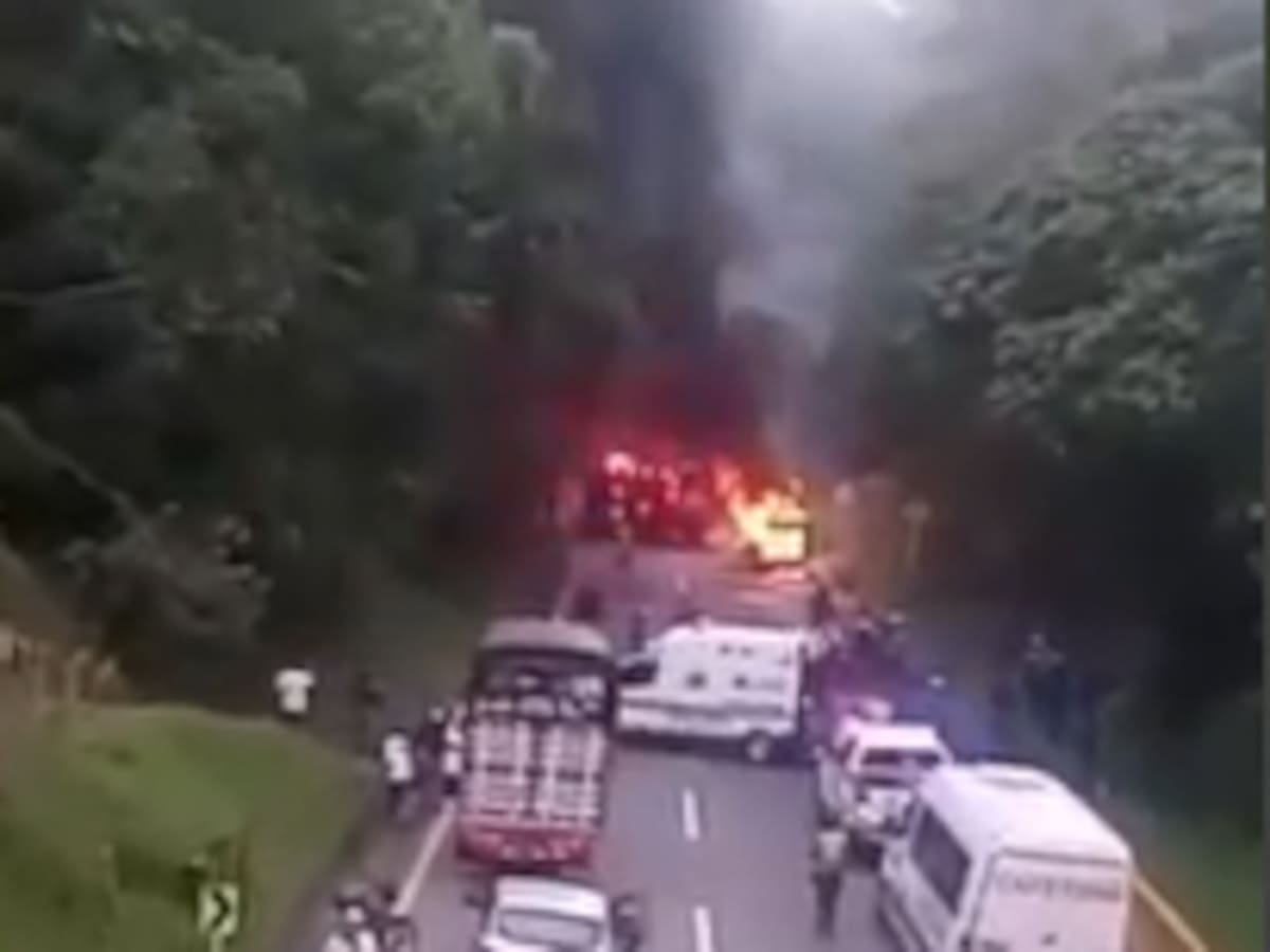 Un microbús se incendió en la vía la línea en Quindío, no hubo heridos, hay tránsito normal