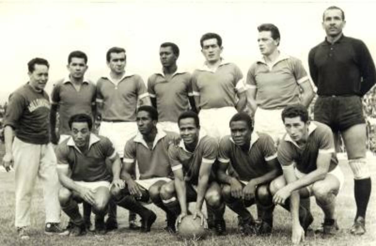 MILLONARIOS 1964ARRIBA DE IZQ-DER: Carlos Malaver, Arturo Solórzano, José Oscar Jamardo, Jaime "Charol" González, Ricardo "Pibe" Díaz, Carlos Alberto Bolla y  "Caimán" Sánchez.ABAJO MISMO ORDEN: Jenaro Benitez, "Maravilla" Gamboa, Marino Klinger, Jorge Ramírez Gallego y Silvio Parodi.