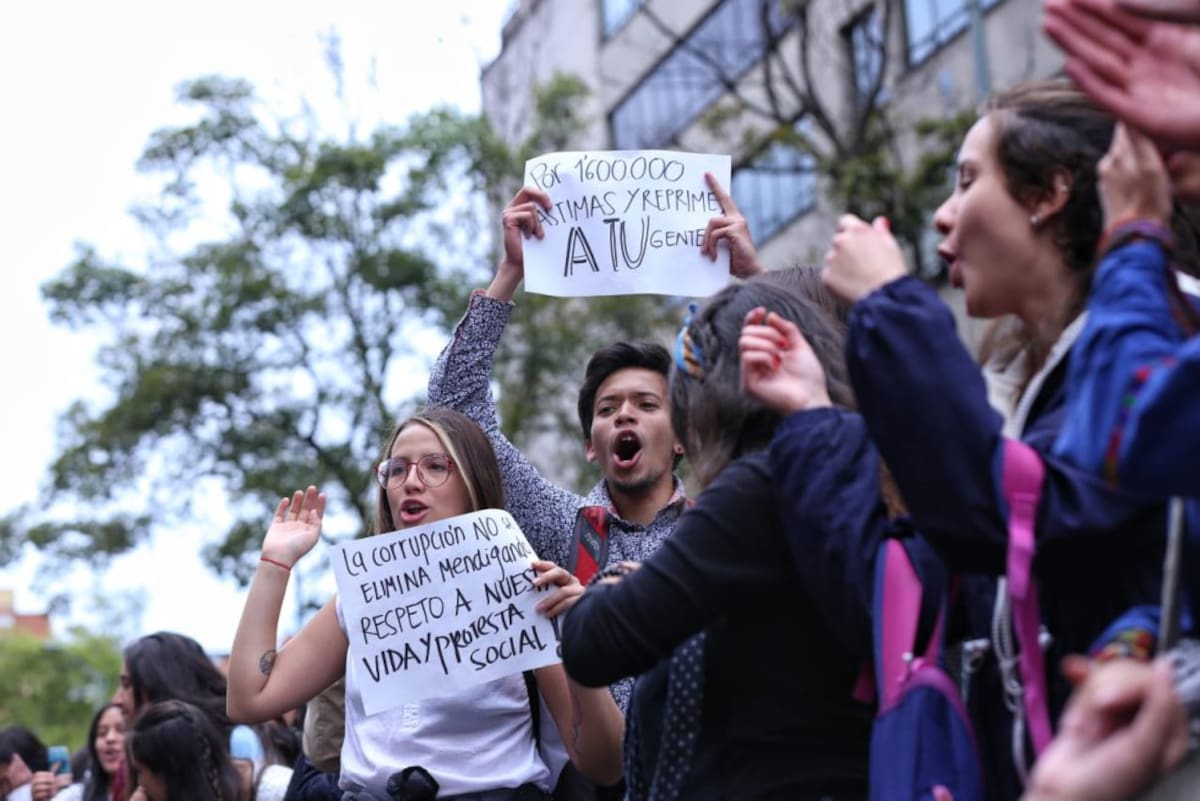 Protestantes recuerdan la consulta anticorrupción mediante carteles. 