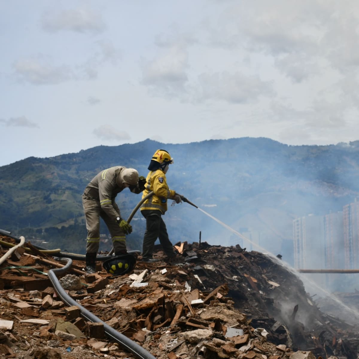 Quema no controlada en Bello ajustó cuatro días y los bomberos tuvieron que intervenir