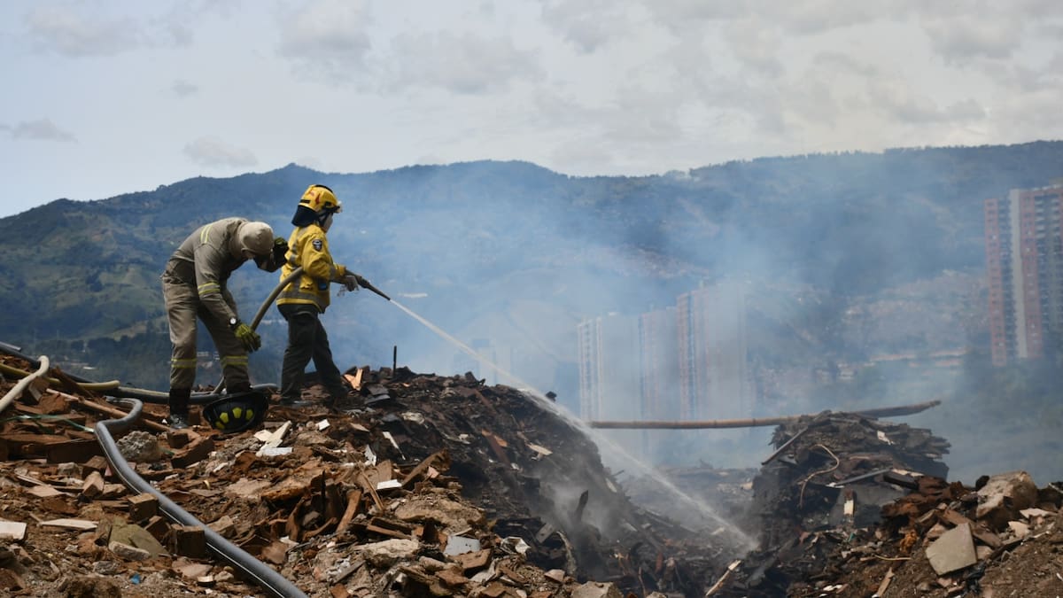 Quema no controlada en Bello ajustó cuatro días y los bomberos tuvieron que intervenir