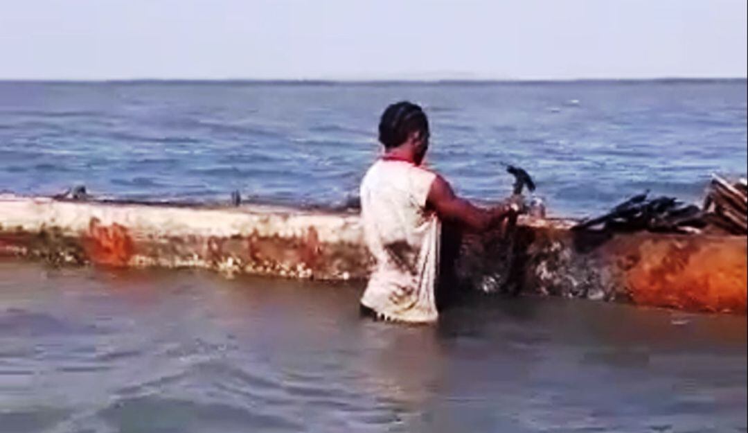 La pantalla metálica delimita las escorrentías entrantes y salientes de agua de mar que sirven para oxigenar la Ciénaga de la Virgen