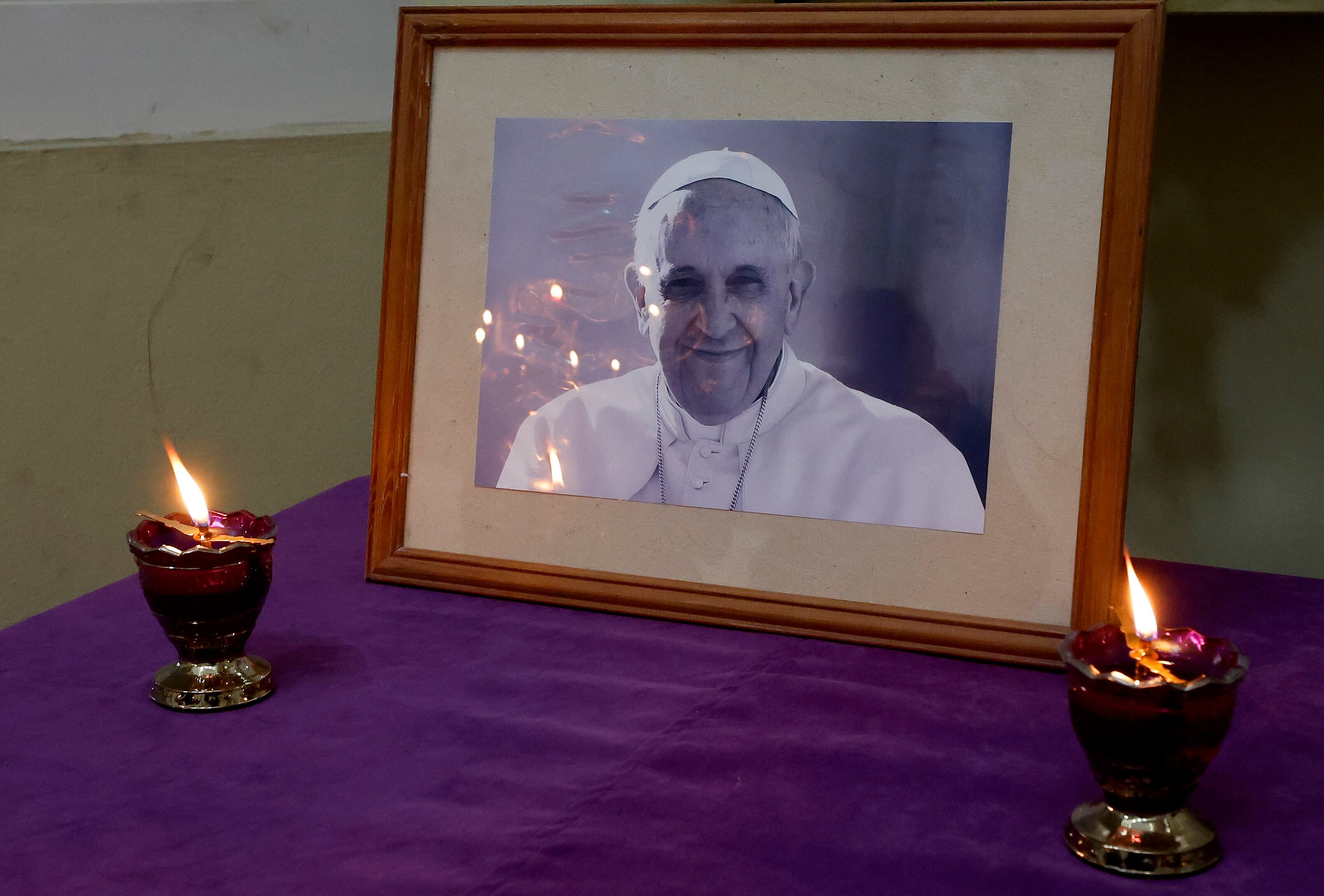 ST. PETERSBURG (Russian Federation), 21/04/2025.- A picture of Pope Francis placed inside the Basilica of St. Catherine in St. Petersburg, Russia, 21 April 2025. Pope Francis died on 21 April 2025 at the age of 88, according to the Holy See. Born Jorge Mario Bergoglio in Buenos Aires, Argentina, on 17 December 1936, he was appointed leader of the Catholic Church on 13 March 2013, succeeding Pontiff Emeritus Benedict XVI. (Papa, Santa Sede, Rusia, San Petersburgo) EFE/EPA/ANATOLY MALTSEV