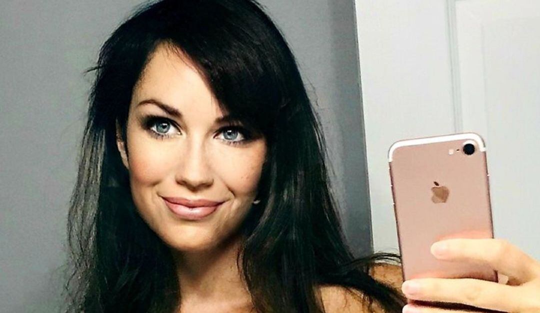 Despiden a profesora de colegio tras enterarse de su perfil en OnlyFans