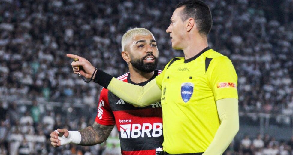 Gabriel Barbosa de Flamengo le reclama al árbitro colombiano Wilmar Roldán en medio del partido ante Olimpia  (Photo by Christian Alvarenga/Getty Images)