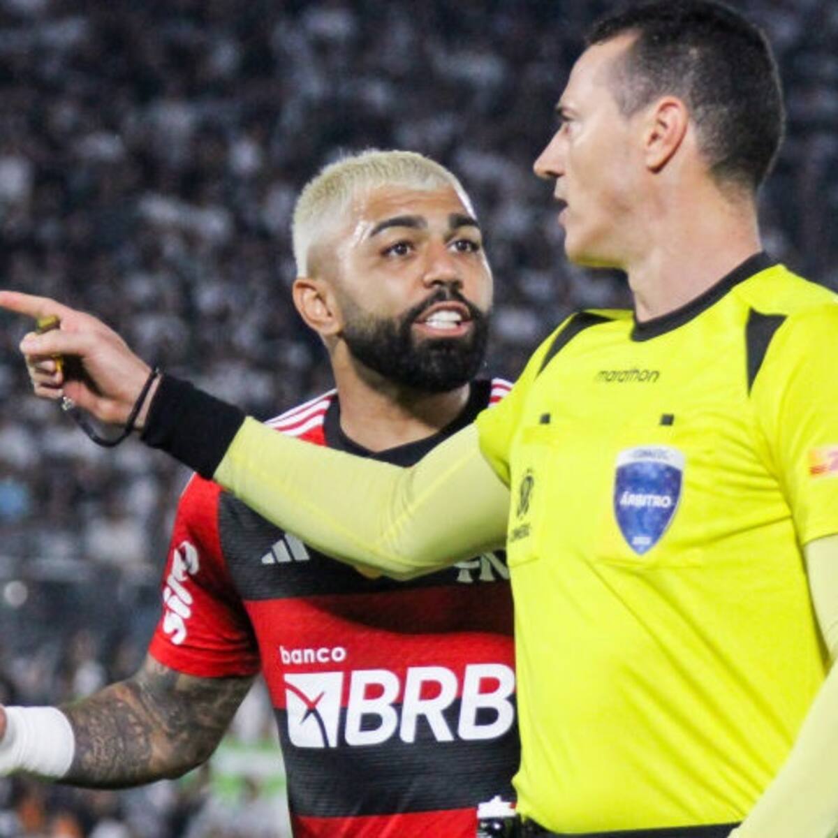 Gabriel Barbosa explota contra el arbitraje de Wilmar Roldán: “Fue un robo muy grande”