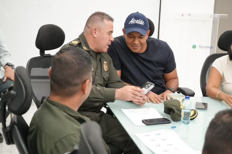 El alcalde Yair Acuña en una reunión con las autoridades de Policía.