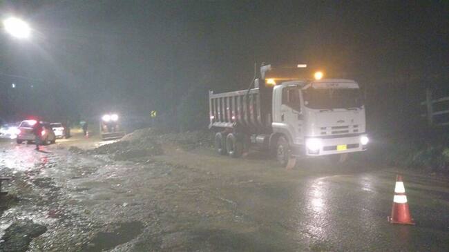 Emergencia por deslizamiento en la Carrera séptima con Calle 220 en Bogotá. Foto: La Wcon Julio Sánchez Cristo