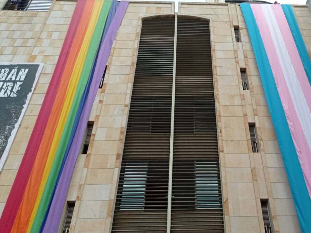Bandera Trans fue izada en alcaldía de Bucaramanga