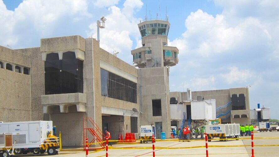 Cerca de 140 pasajeros se encuentran desde las 11:00 p.m. en el área de Inmigración del aeropuerto Ernesto Cortissoz en Barranquilla. Foto: Colprensa