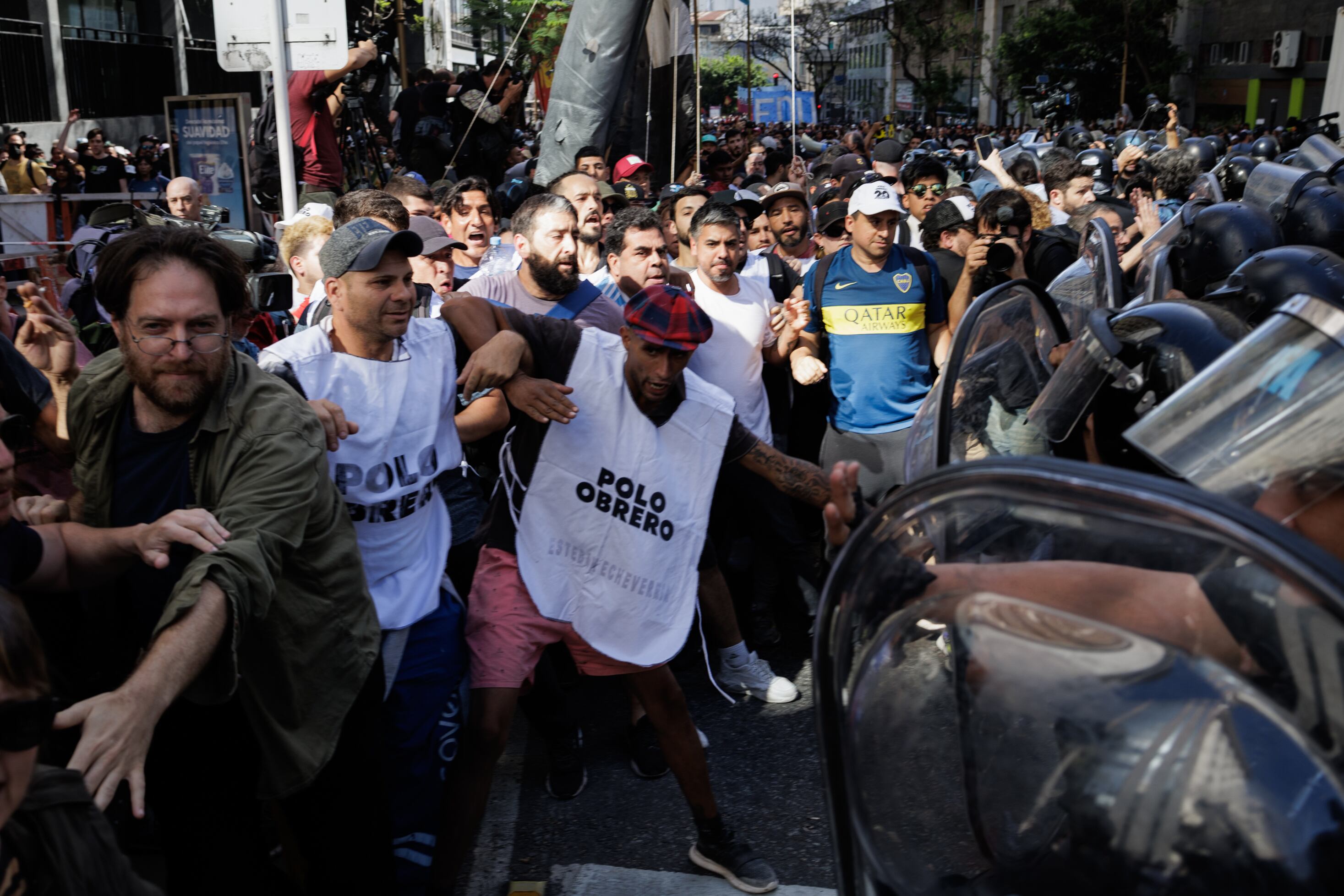AME5409. CIUDAD DE BUENOS AIRES (ARGENTINA), 20/12/2023.- Ciudadanos chocan con integrantes de la policía argentina en una protesta contra el Gobierno presidente de Argentina Javier Milei hoy, en Buenos Aires (Argentina). La jornada de movilizaciones avanza en Argentina, con el Gobierno de Javier Milei monitorizando las principales vías de acceso a Buenos Aires y los organizadores de las protestas cambiando la ruta de la gran manifestación que tendrá lugar este miércoles por la tarde en la capital. EFE/ Isaac Fontana