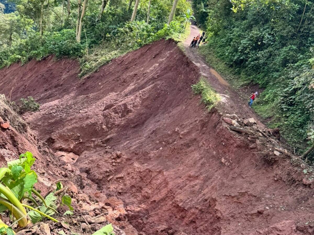 Por mal estado de vías, pacientes son trasladados en hamacas en Santander