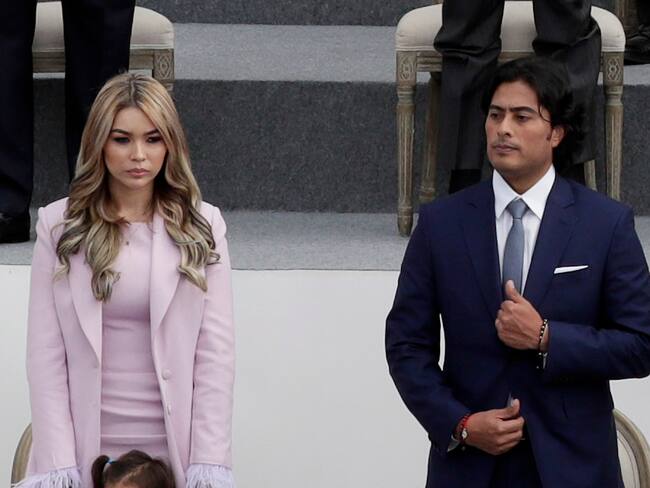 AME7949. BOGOTÁ (COLOMBIA), 04/08/2023.- Fotografía de archivo fechada el 7 de agosto de 2022 que muestra a Nicolás Petro (d), hijo del presidente de Colombia, Gustavo Petro, y su exesposa, Daysuris Vásquez, durante la ceremonia de posesión en la Plaza Bolívar de Bogotá (Colombia). El último escándalo de corrupción de Colombia tiene un nombre propio, el de Nicolás Petro Burgos, y por ende el de su padre, el presidente Gustavo Petro, pero en los dos días de audiencias desarrolladas en el búnker de la Fiscalía, donde el primogénito está detenido desde el pasado sábado, se han dicho muchos otros nombres. La imputación por lavado de activos y enriquecimiento ilícito de la Fiscalía en contra de Nicolás Petro ha revelado una trama compleja donde hay nombres que van desde conocidos narcotraficantes a gente cercana al presidente que trabajó con él en la campaña del pasado año. EFE/ Carlos Ortega