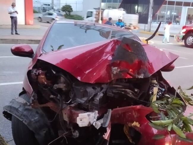 VIDEO: Así fue el rescate de conductor atrapado tras chocar con un árbol