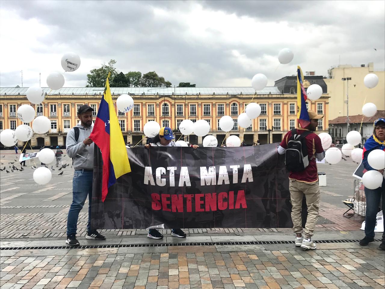 Plantón de ciudadanos venezolanos que se encuentran en Colombia, previo a la reunión en el Congreso con diputados venezolanos y el Centro Carter. ( Foto: Caracol Radio )