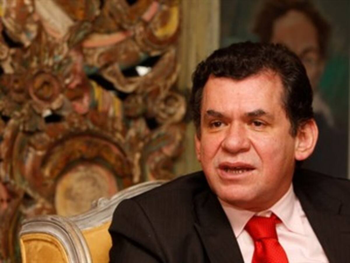 Revolcón en FF.MM. fue una decisión valiente y necesaria: León Valencia