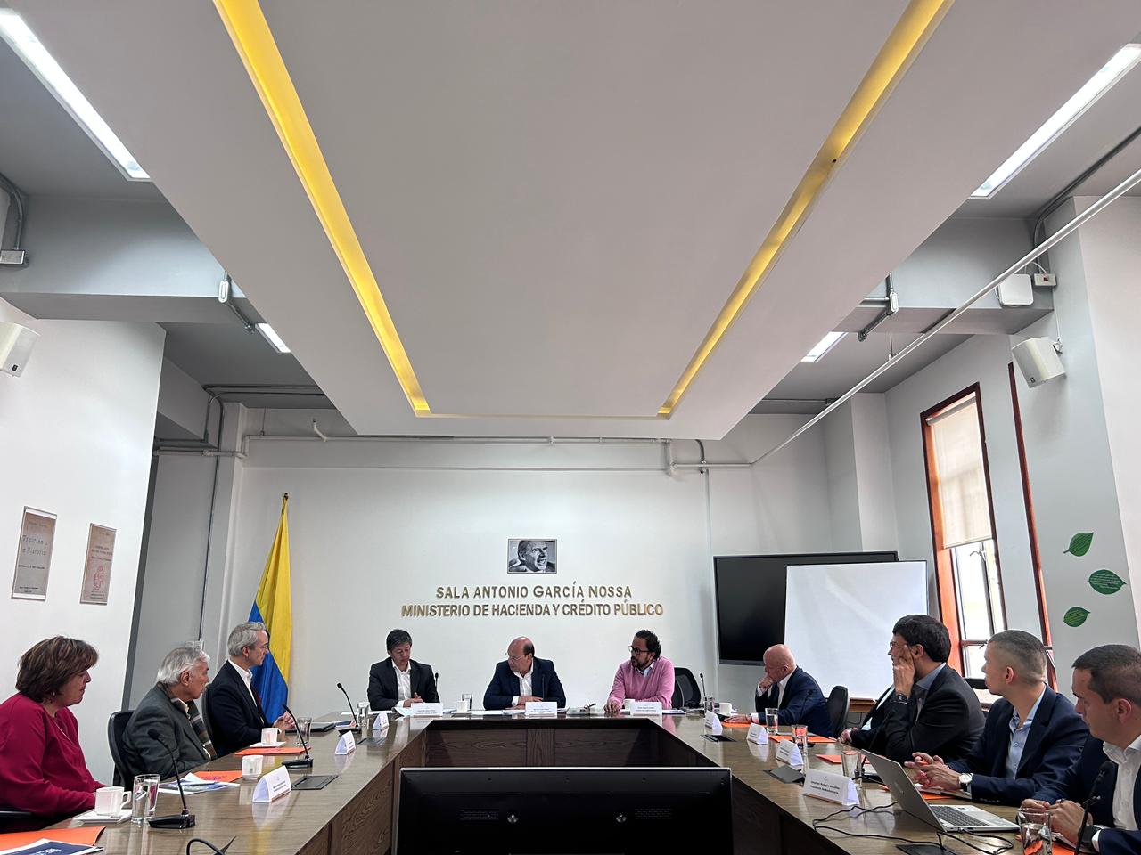 Este martes se reunieron representantes del Ministerio de Hacienda con cinco presidentes de bancos y el gremio Asobancaria. Crédito: Ministerio de Hacienda.