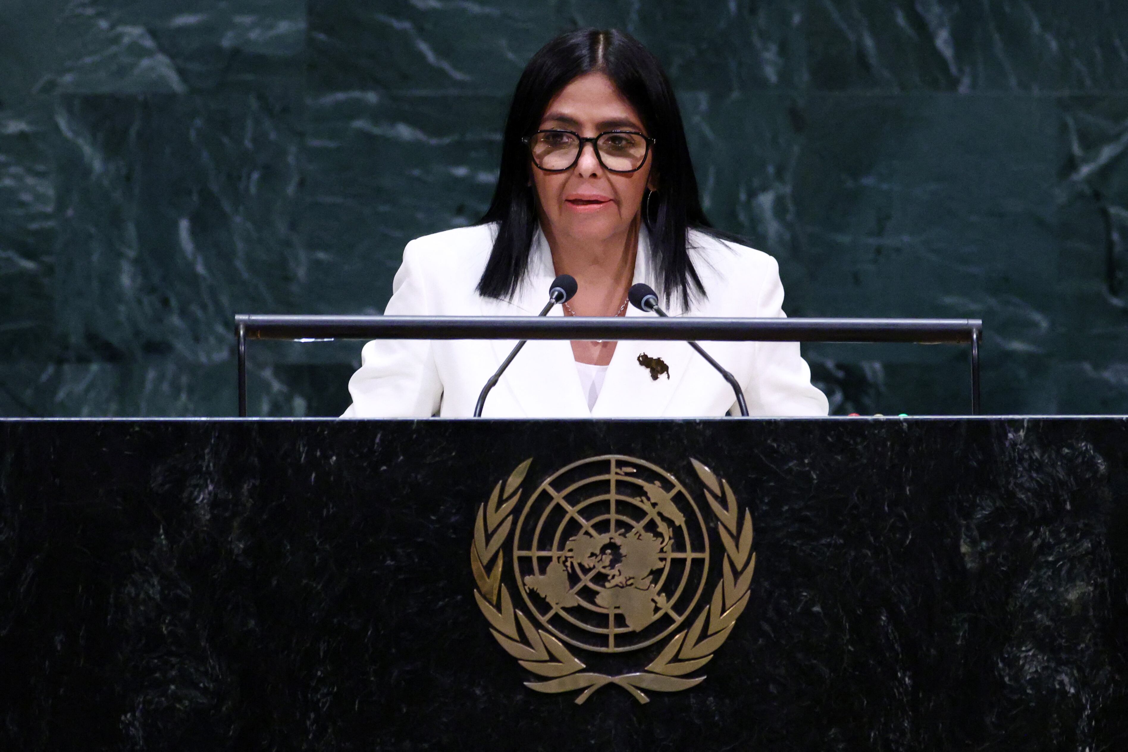 La presidenta encargada aseguró que su país iniciará una nueva etapa democrática con numerosos cambios a nivel político y económico.
(Foto:   Leonardo MUNOZ / AFP)
