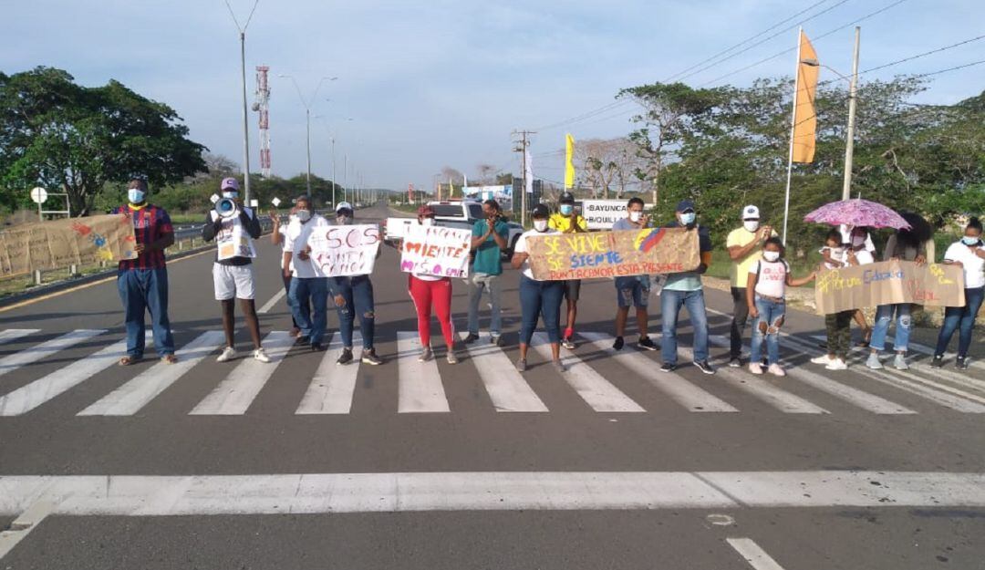 La manifestación tiene restringido el tránsito de vehículos en ambos carriles en esta carretera que comunica a Cartagena y Barranquilla