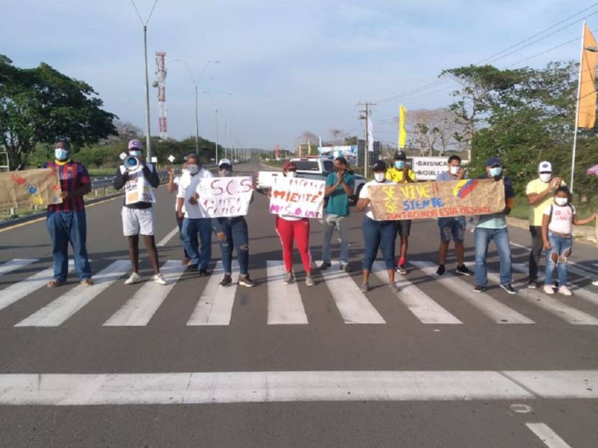 Habitantes de Punta Canoa realizan protesta con bloqueo en la Vía al Mar