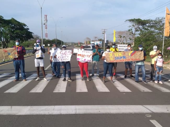 La manifestación tiene restringido el tránsito de vehículos en ambos carriles en esta carretera que comunica a Cartagena y Barranquilla