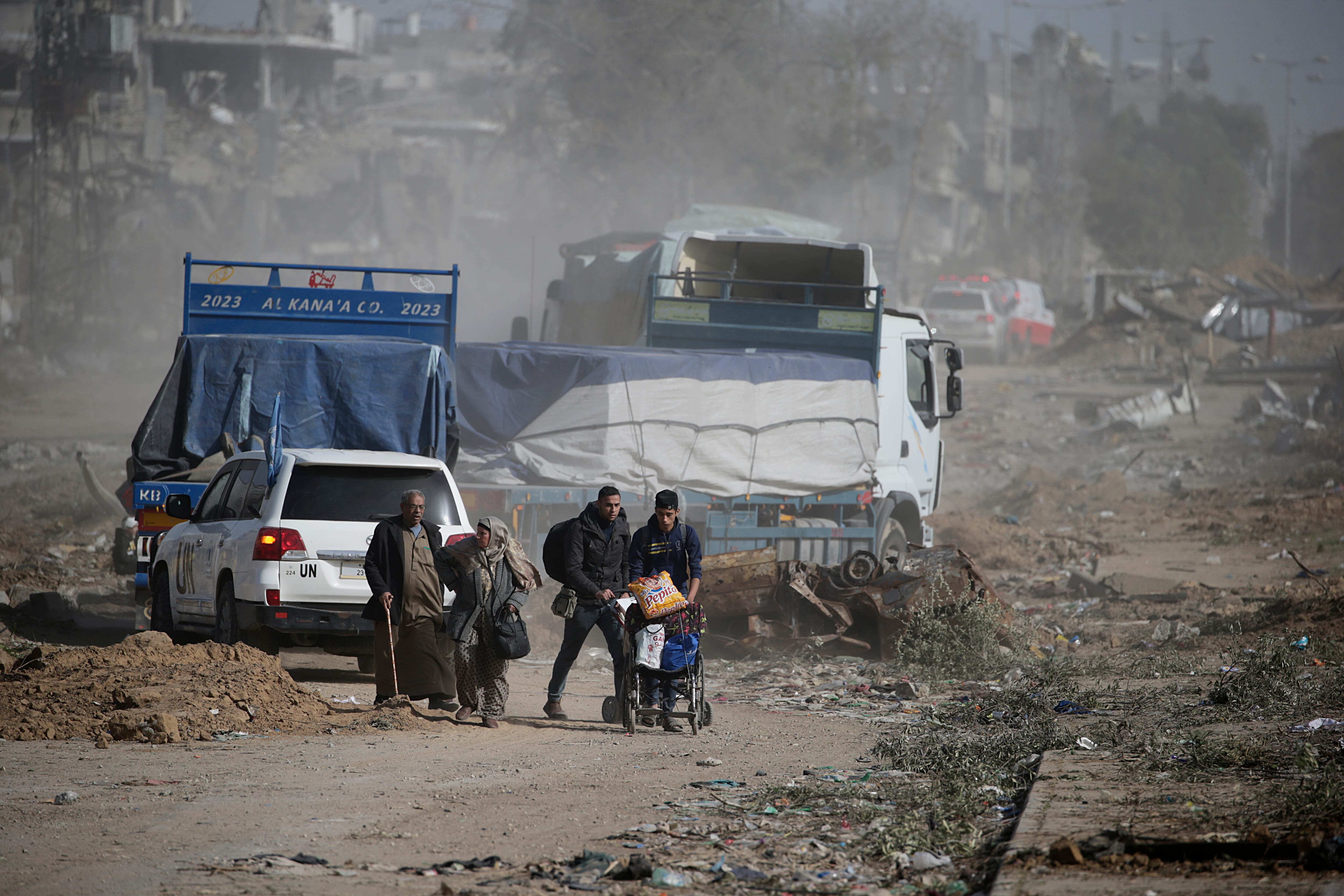 Gaza (---), 26/11/2023.- Palestinians walk after crossing from the northern Gaza Strip to the southern Gaza Strip as Israeli tanks (not pictured) move along Salah Al Din road, in the central Gaza Strip, 26 November 2023. After Israel and Hamas agreed to a four-day ceasefire, mediated by Qatar, the US, and Egypt, that came into effect at 05:00 AM GMT on 24 November, some Palestinians who were still in central Gaza moved towards the south while others already displaced in the south went back to the northern part to check on relatives they had left behind and on their homes to collect salvageable belongings. As part of the ceasefire, the agreement included that 50 Israeli hostages, women and children, are to be released by Hamas. 150 Palestinian women and children that were detained in Israeli prisons are to be released in exchange. (Egipto, Catar) EFE/EPA/MOHAMMED SABER
