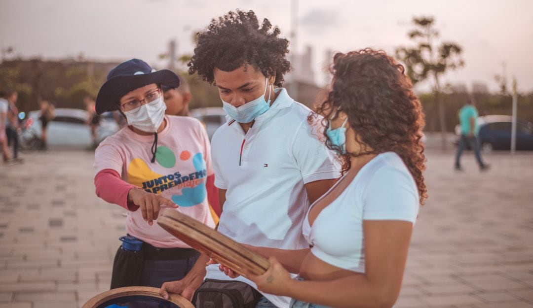 El camión estará recorriendo tres colegios públicos en las que se realizarán talleres para estudiantes, docentes, directivos, y familias.