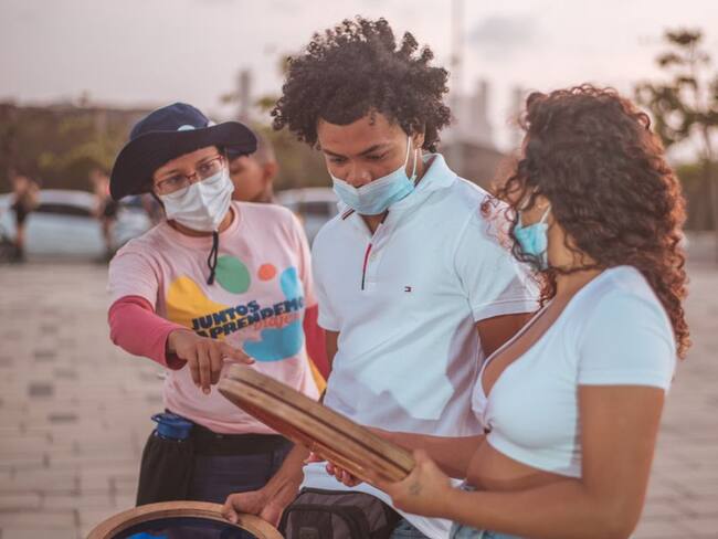 El camión estará recorriendo tres colegios públicos en las que se realizarán talleres para estudiantes, docentes, directivos, y familias.