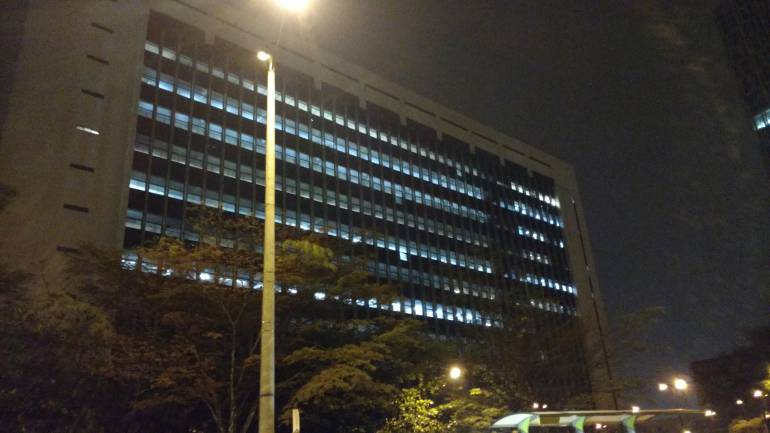 Así estaba el edificio de la Alcaldía de Medellín a las 3:30 am.