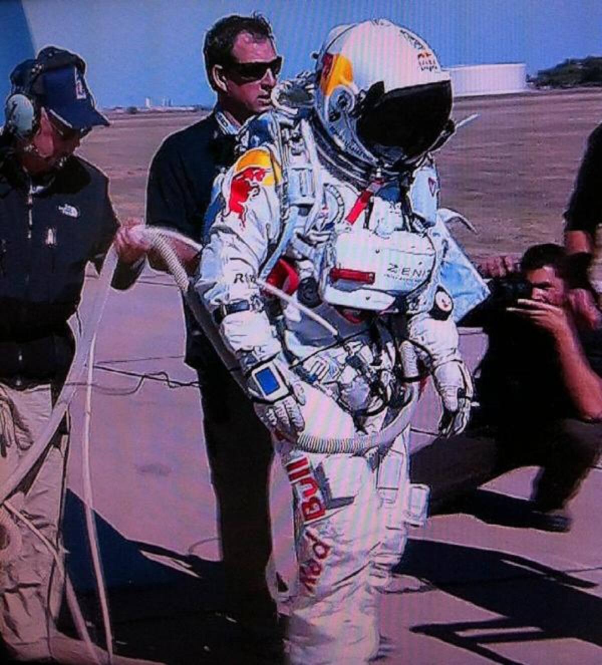La formación de Felix Baumgartner comenzó hace años practicando saltos de altura con Luke Aikins, quien es su consultor de paracaidismo, para asegurar una posición solida del cuerpo en un traje presurizado relativamente rígido. Cortesía Red Bull Stratos.