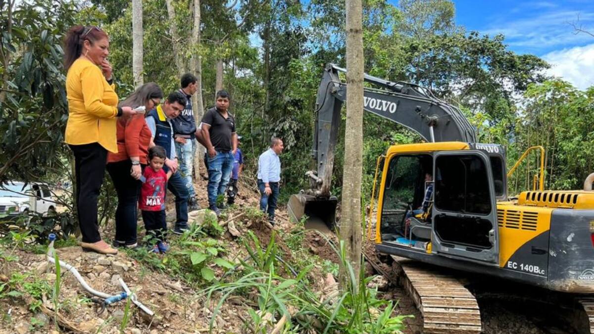 Maquinaria atiende vía afectadas por lluvias en el sur del Huila