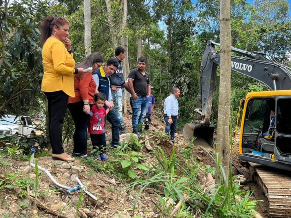 Maquinaria atiende vía afectadas por lluvias en el sur del Huila