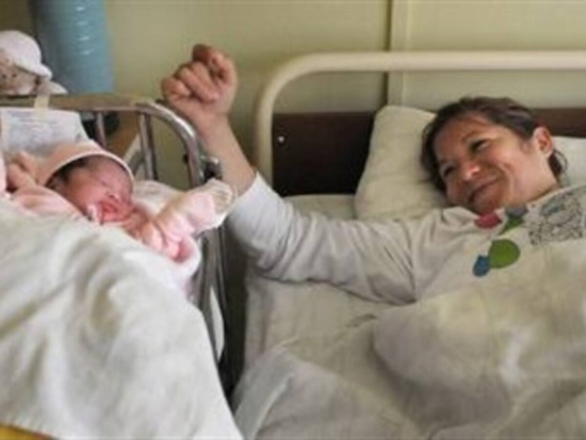 Minero atrapado a 700 metros profundidad conoció por video a su hija recién nacida