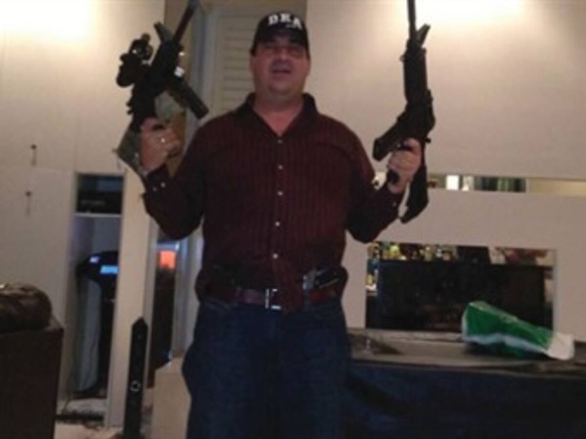 Acusan a un colombiano de posesión ilegal de armas por una fotografía