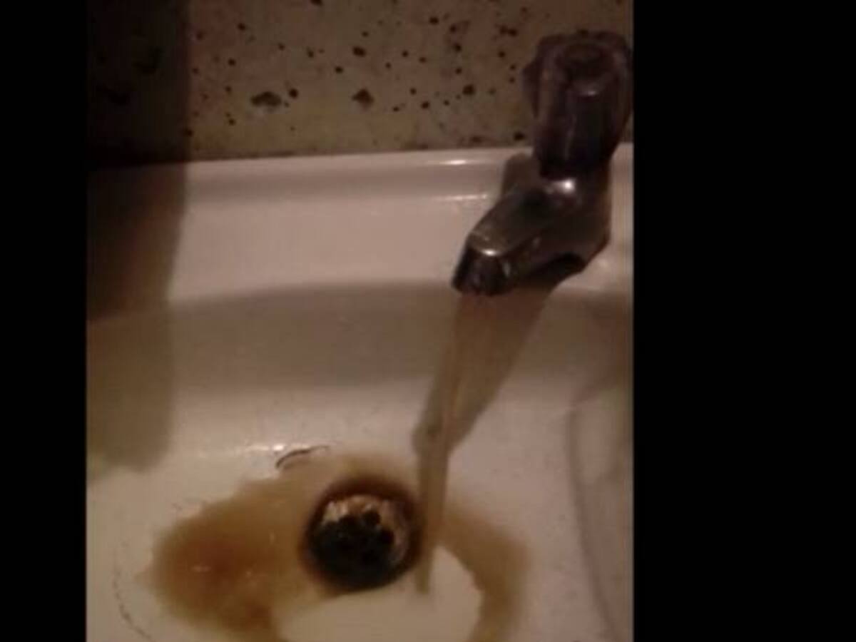 El agua no es clara en el barrio Aguas Claras en el sur de Bogotá